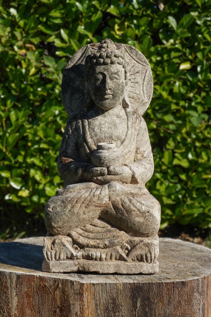 Statua Buddha Antica con Giara – Scultura in Pietra Naturale (Bali) – 32 cm - Scultura - Indonesia  (Senza Prezzo di Riserva) #1.0