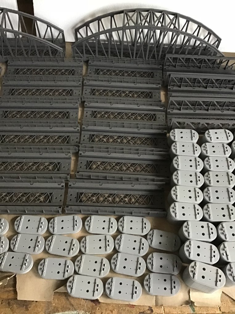 Märklin H0 - 7263 7262 7268 7269 7250 7251 7252 7253 - Bridges (1) - Bridge set for K+M tracks with a pillar. #3.2
