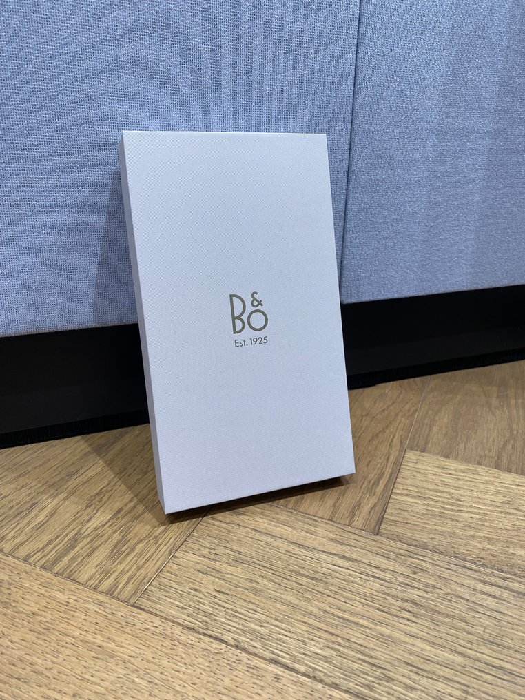 Bang & Olufsen - iPhone 16 Pro Max 铝制壳，金色调，展厅样品（从未使用） 耳机 #4.3