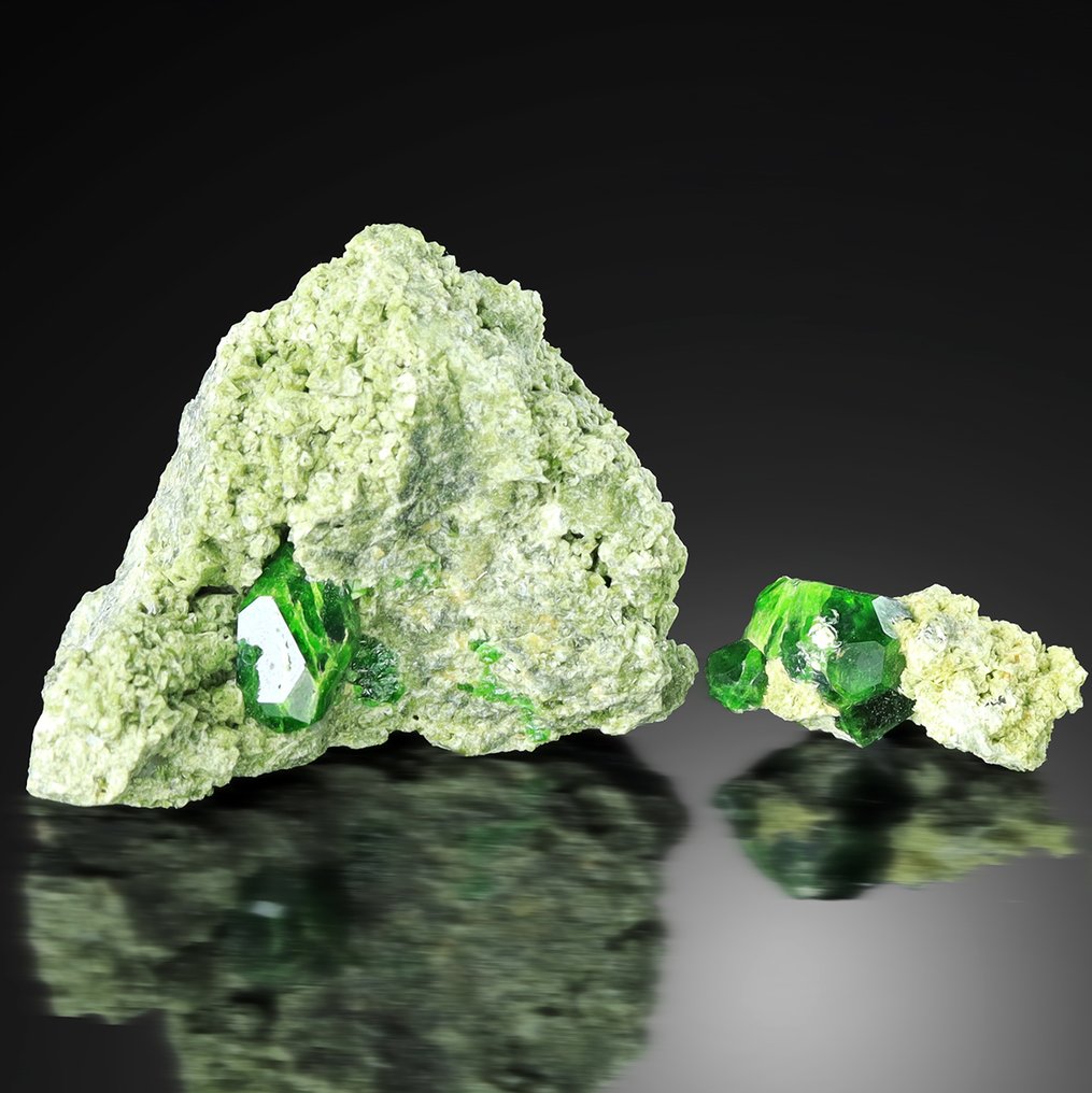 Sæt med 3 smaragdfarvede ANDRADITE fra Belqeys Mountain. Krystaller i indlejring - Højde: 3.8 cm - Bredde: 3.2 cm- 24 g #1.0