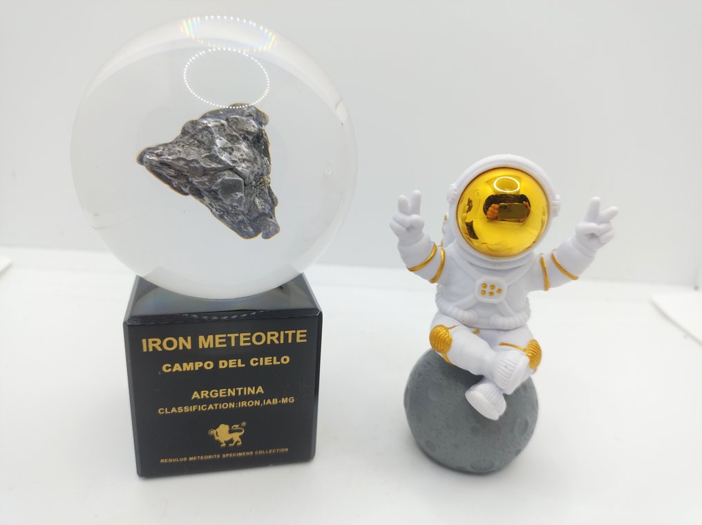 Wonderful new collection - authentic and certified Campo del Cielo meteorite, with stand and astronaut- 500 g #1.0