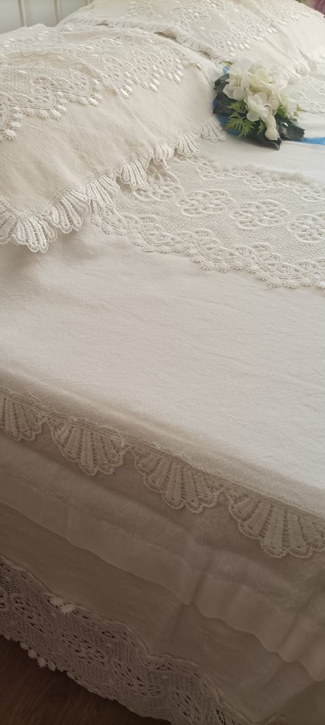 Colcha magnífica de ajuar en lino con grandes bordados Guipir y fundas de almohada iguales. - Colcha (3) - 240 cm - 230 cm #3.2