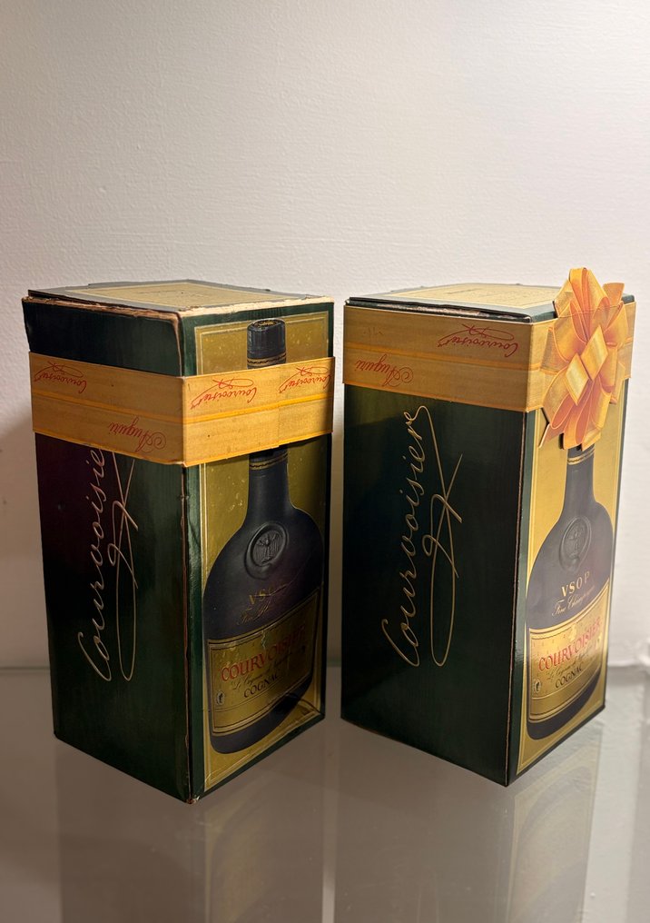 Courvoisier - VSOP - boxed  - b. Anni ‘80 - 70cl - 2 bottiglie #2.1