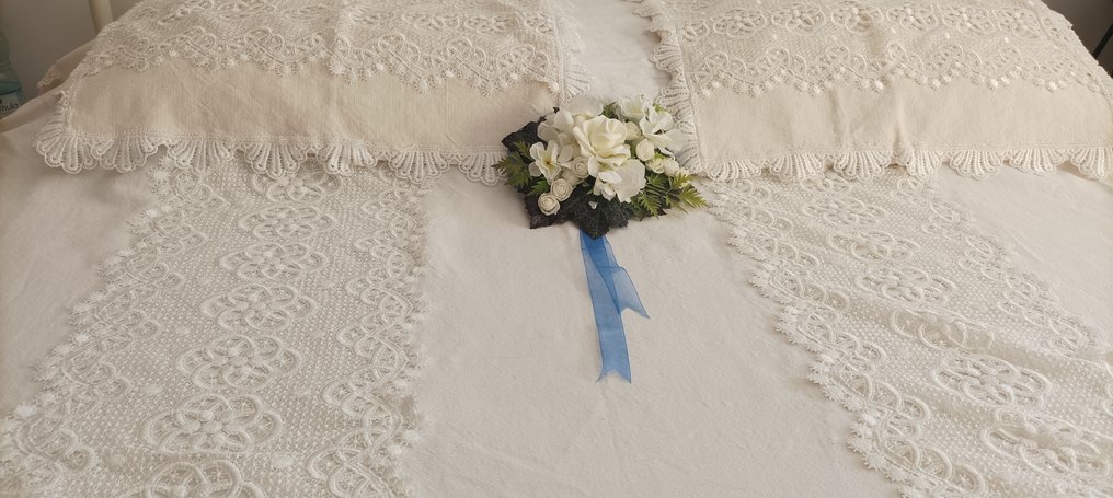 Colcha magnífica de ajuar en lino con grandes bordados Guipir y fundas de almohada iguales. - Colcha (3) - 240 cm - 230 cm #4.3