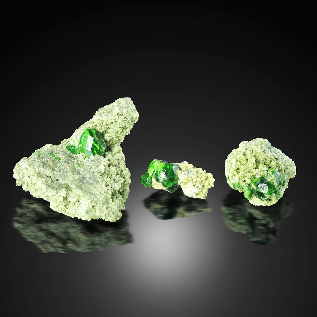 Sæt med 3 smaragdfarvede ANDRADITE fra Belqeys Mountain. Krystaller i indlejring - Højde: 3.8 cm - Bredde: 3.2 cm- 24 g #3.2