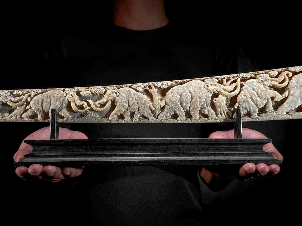 NO RESERVE PRICE - Large Carved Swordfish Tusk on stand - Pre-Historic Wildlife Motif- Rostrum on stand - Xiphias Gladius - 15 cm - 87 cm - 6 cm- Non-CITES species - (1) #2.1