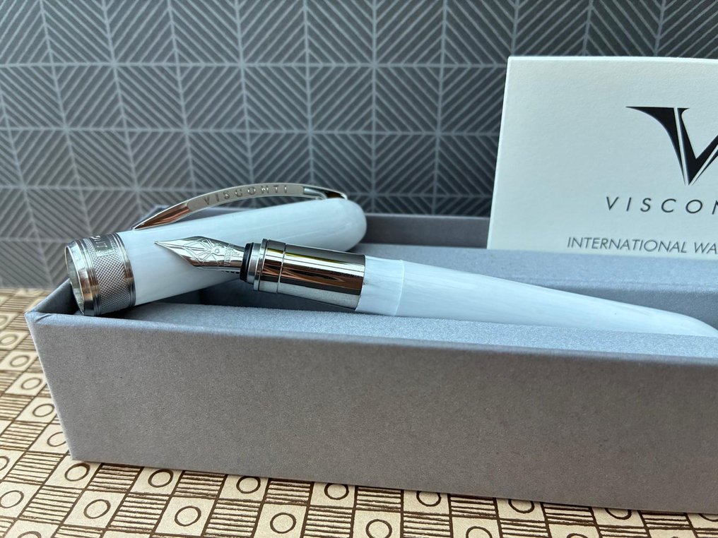 Visconti - Rambrandt White - No Reserve Price - Pen #3.2