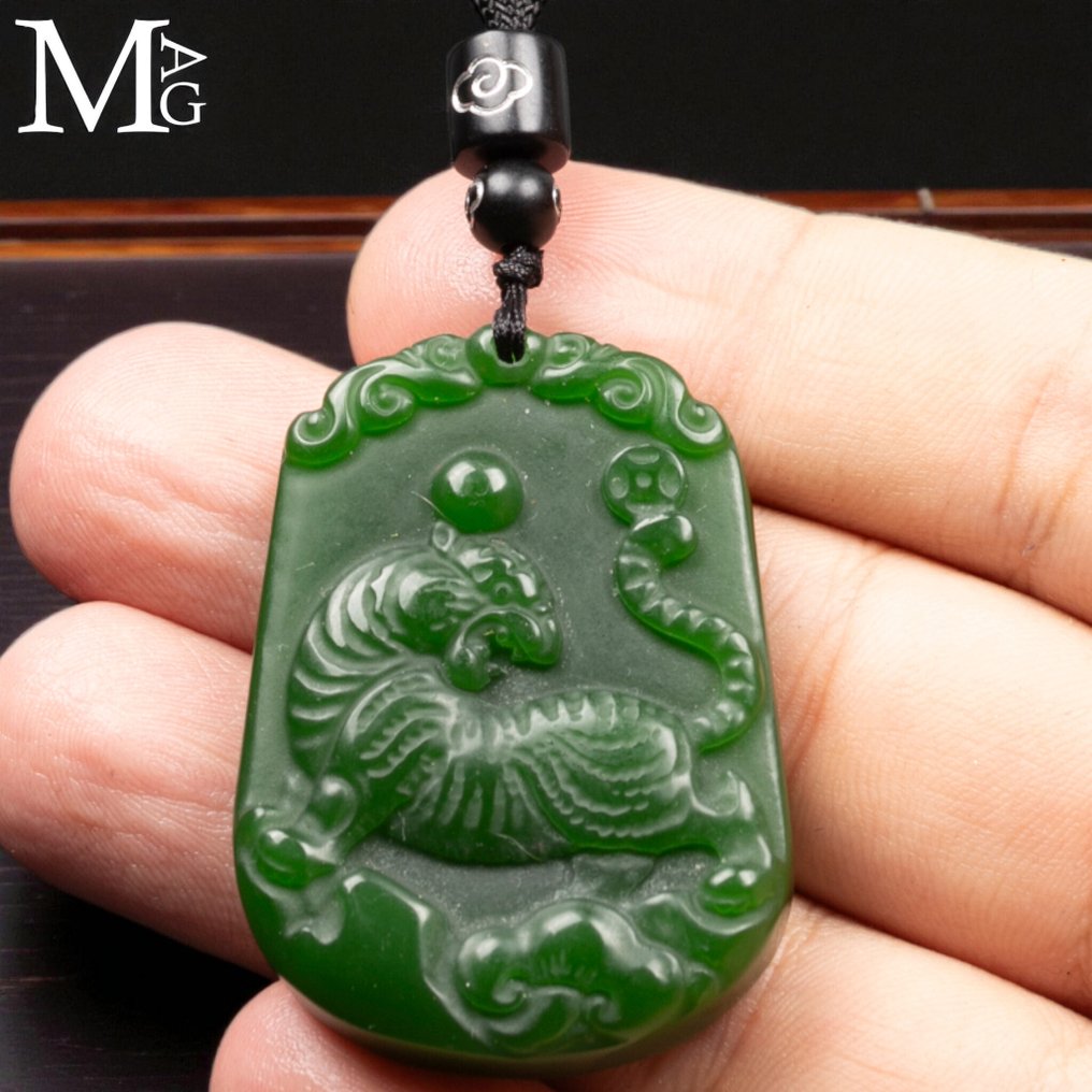Carved nephrite jade pendant – Amulet - Protective tiger - Height: 48 mm - Width: 36 mm- 27 g #4.3