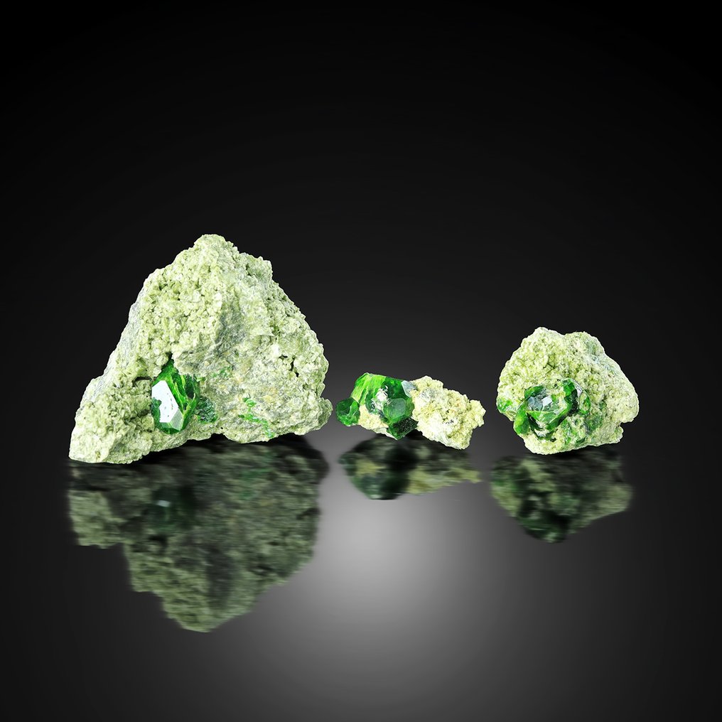 Sæt med 3 smaragdfarvede ANDRADITE fra Belqeys Mountain. Krystaller i indlejring - Højde: 3.8 cm - Bredde: 3.2 cm- 24 g #1.0