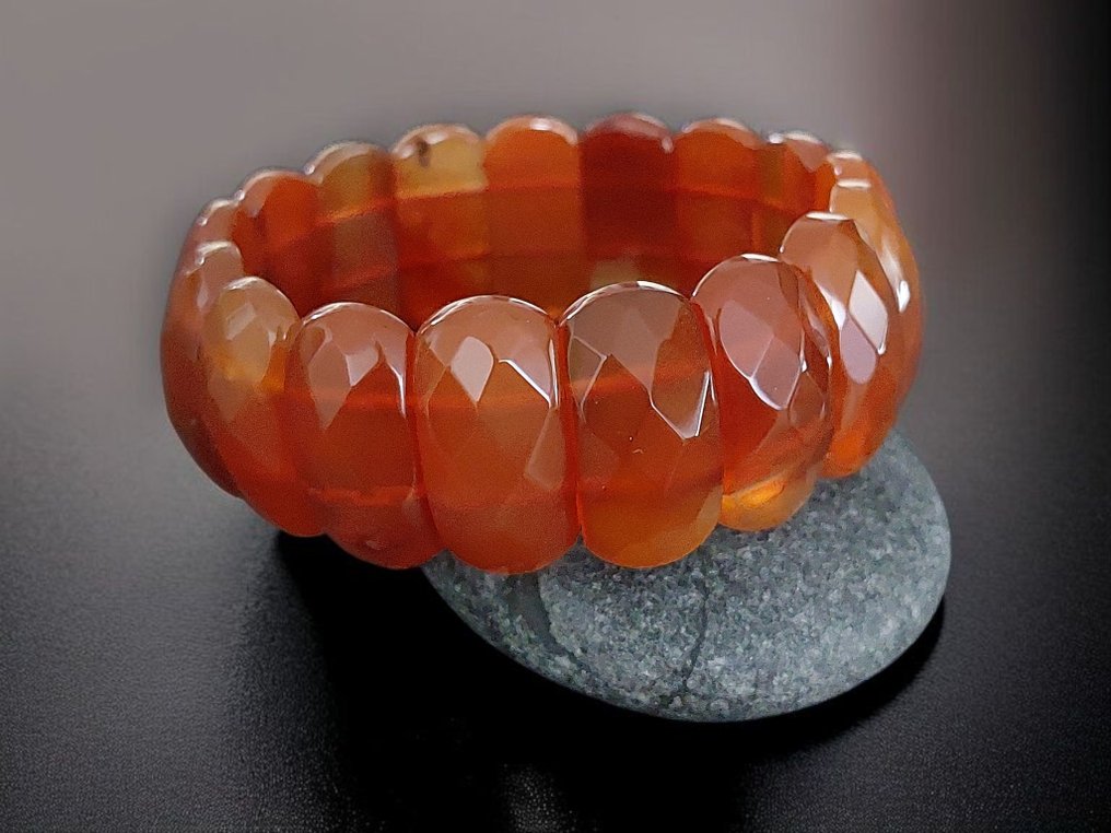 Beautiful quality carnelian. XL bracelet format. Natural stone without defects. - Height: 2.5 cm - Width: 0.5 cm- 68 g #4.3
