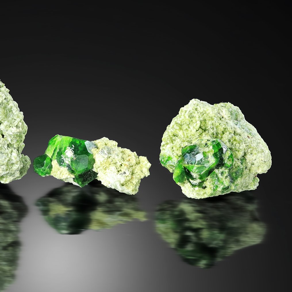 Sæt med 3 smaragdfarvede ANDRADITE fra Belqeys Mountain. Krystaller i indlejring - Højde: 3.8 cm - Bredde: 3.2 cm- 24 g #2.1