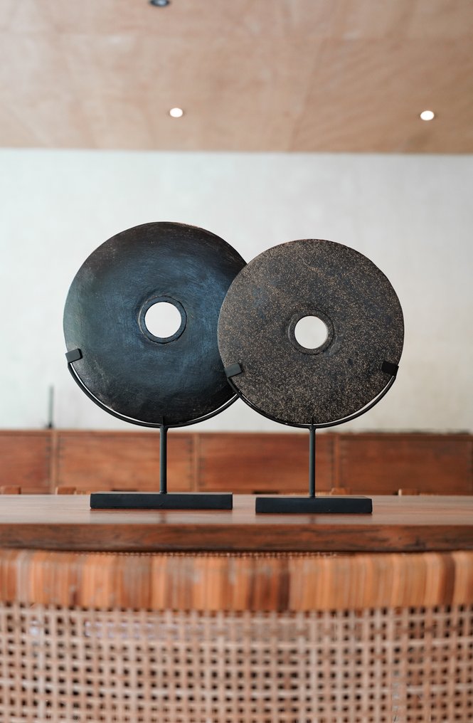 装饰饰品 - NO RESERVE PRICE - Decorative Lava Stone Disc on a custom stand - 印度尼西亚 #1.0