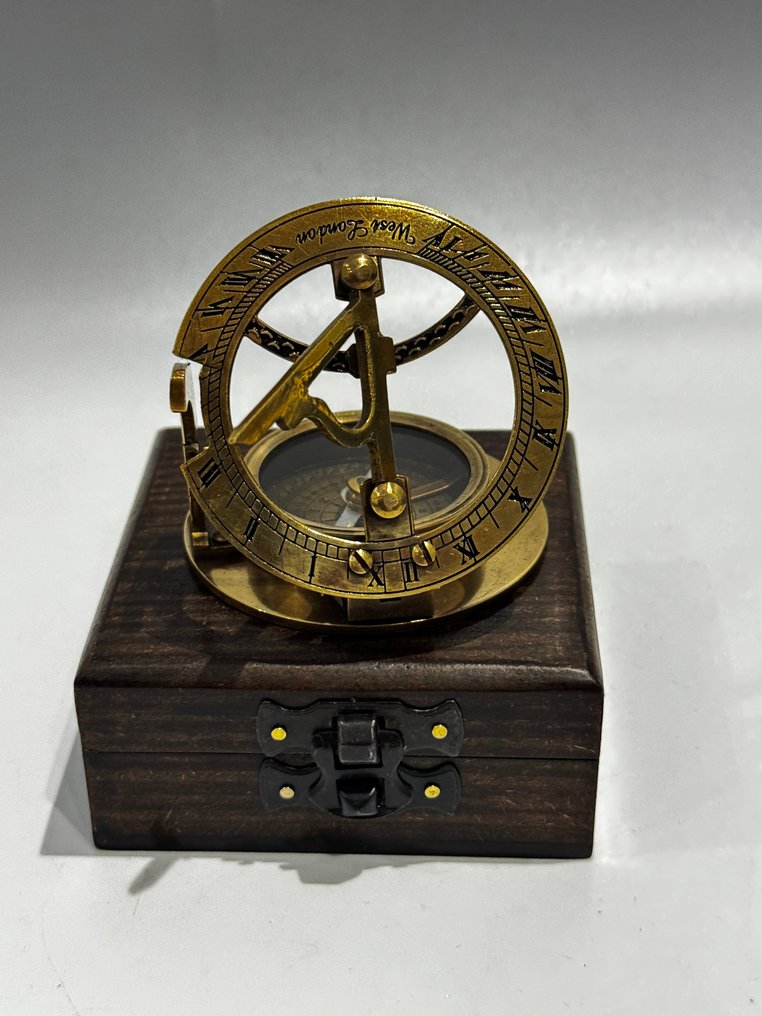 指南针 - 镀金黄铜 - “West London Brass Sundial Compass in Anchor-Marked Wooden Box” #3.2