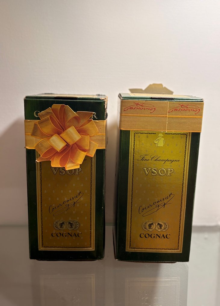 Courvoisier - VSOP - boxed  - b. Anni ‘80 - 70cl - 2 bottiglie #3.2
