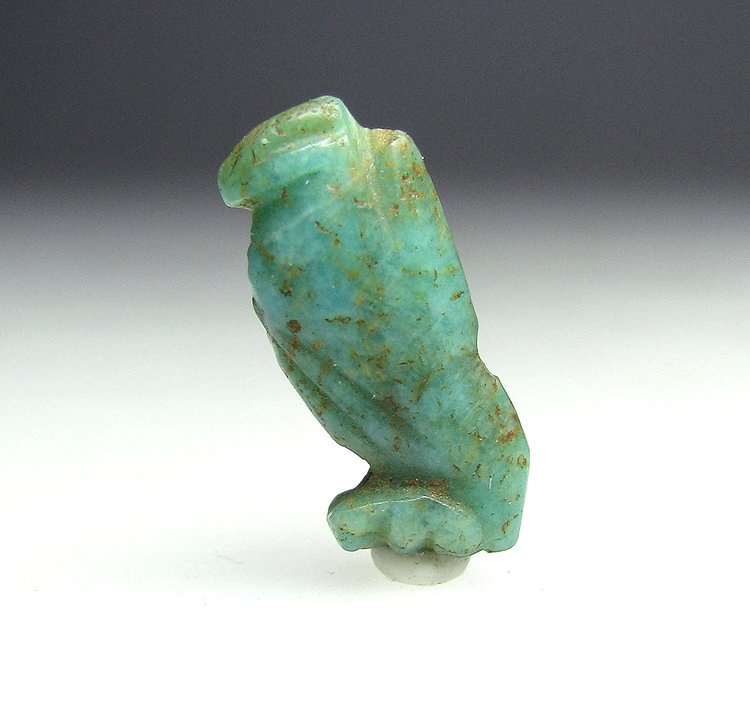 Ancient Egypt, Middle Kingdom Stone Nice and interesting Middle Kingdom Feldspar Falcon - from an old French collection. - 17 mm (No reserve price) #1.0