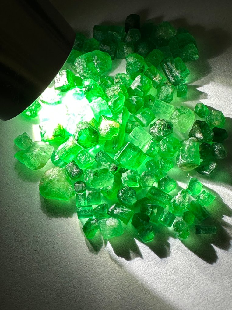 Σμαράγδι Εντυπωτική συλλογή σμαραγδιών. Πλήρης διαύγεια και διαφανές πάνω μέρος πράσινων Muzo σμαραγδιών - Ύψος: 10 mm - Πλάτος: 4 mm- 6.47 g #1.0