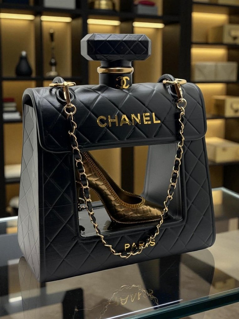 Art Stray-Nos - “ L’Écrin Doré : L'icone Chanel sous Vitrine ” #1.0