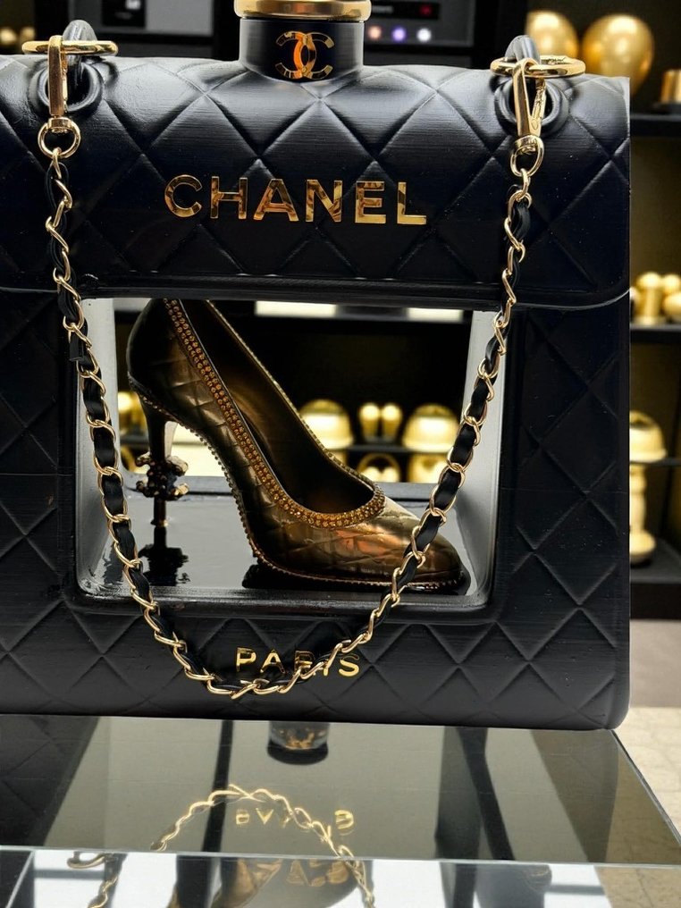 Art Stray-Nos - “ L’Écrin Doré : L'icone Chanel sous Vitrine ” #2.1