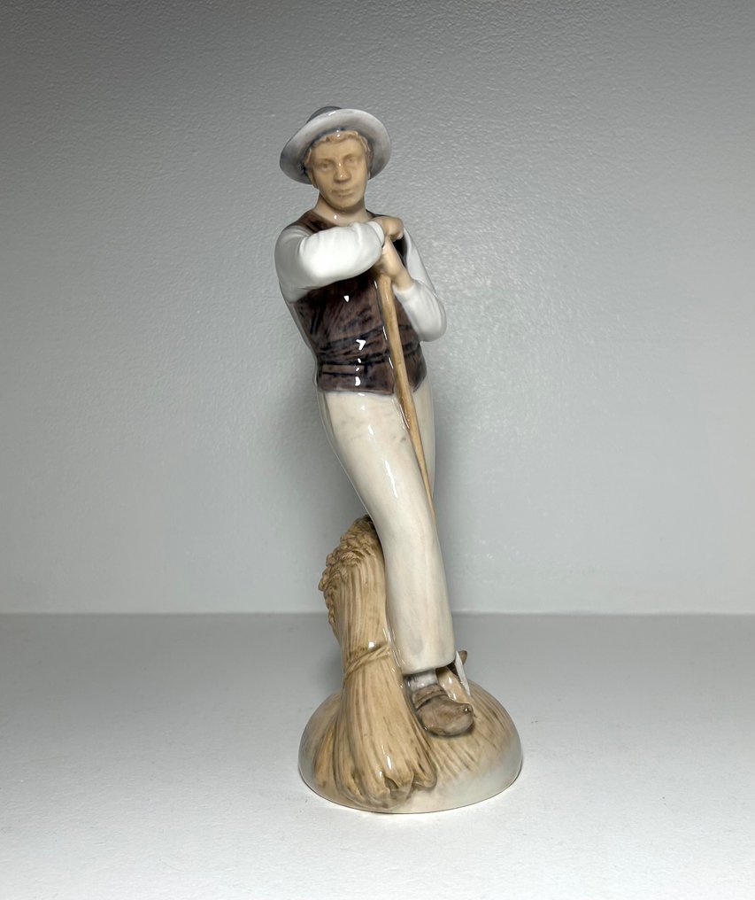 Bing & Grondahl - Figurka - “Harvest man” Model No. 2049 Designed by Axel Locher. Signed - Porcelana #1.0