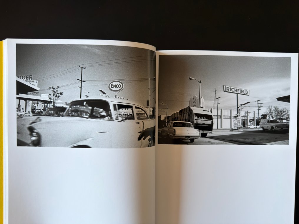 Signed; Stephen Shore - Véhiculaire & Vernaculaire - 2024 #4.3