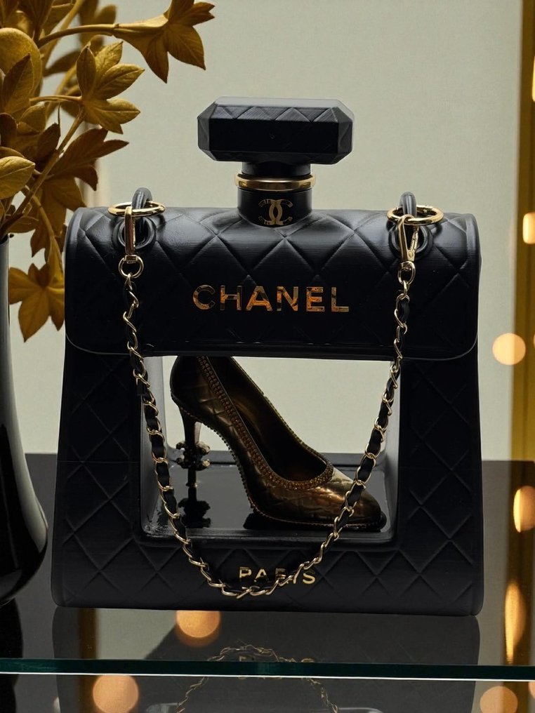 Art Stray-Nos - “ L’Écrin Doré : L'icone Chanel sous Vitrine ” #1.0