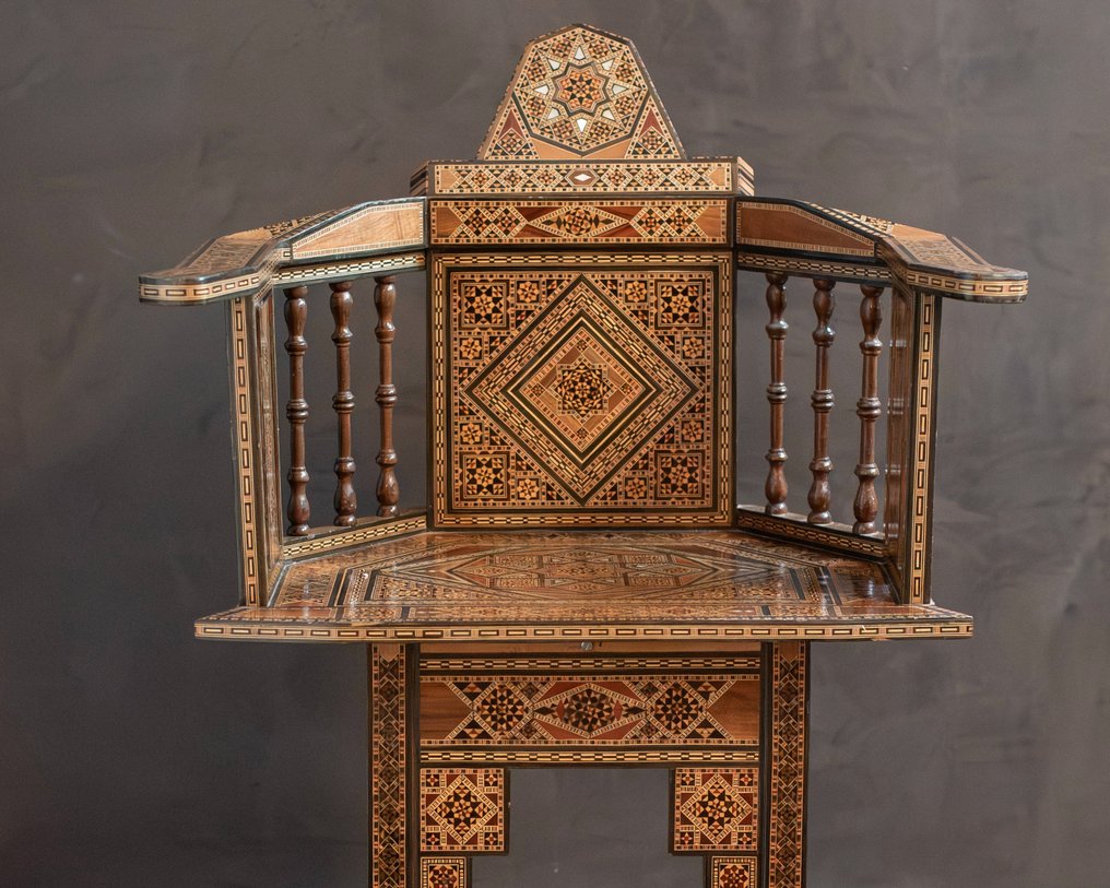 手工制作的嵌入式座椅——镶嵌有珍珠母、木材和象牙马赛克，装饰丰富。 - 木, 珍珠母 - 黎巴嫩 - 20世纪 #1.0