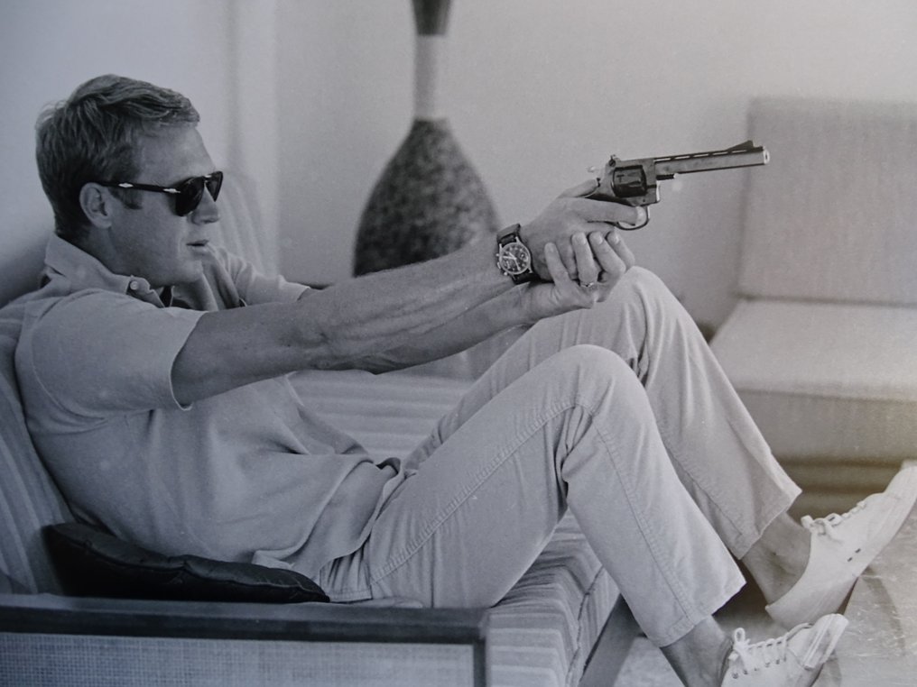 John Dominis. - Steve McQueen with gun #1.0