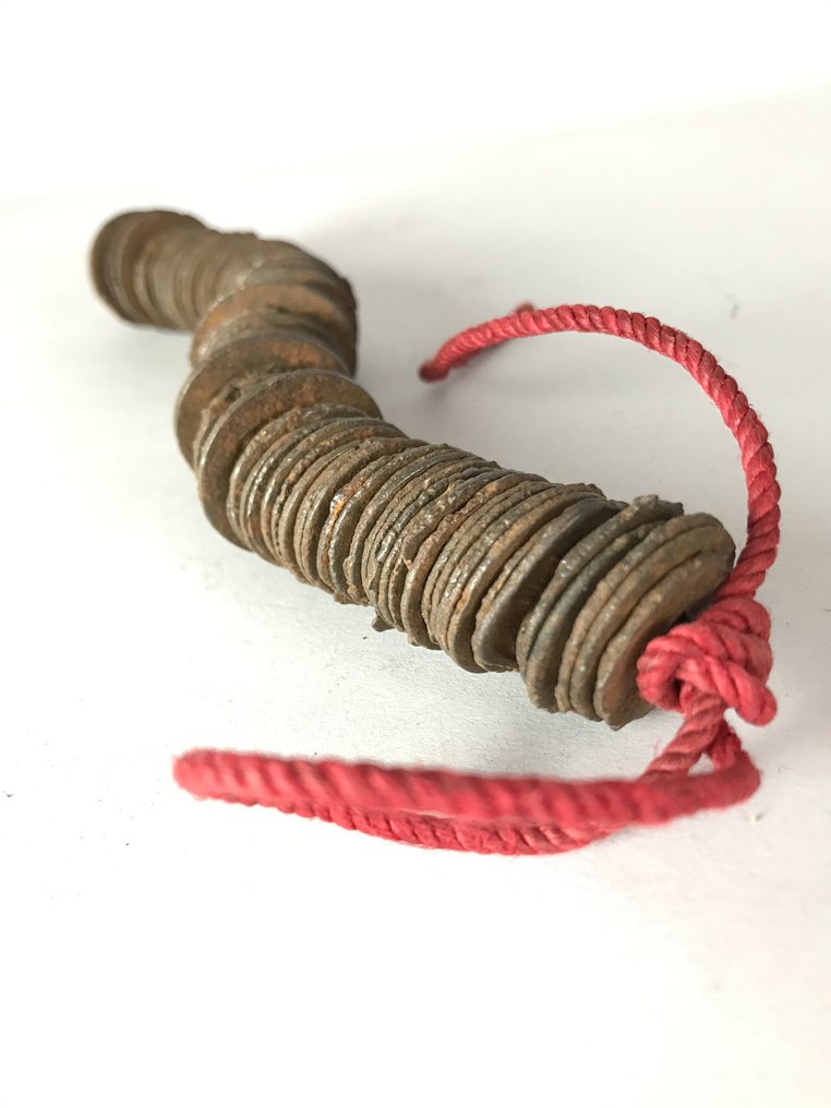 Japan. Edo Period (1600-1868) Holed Coin with String, incl. Kan'ei Tsūhō (Ingen mindstepris) #1.0