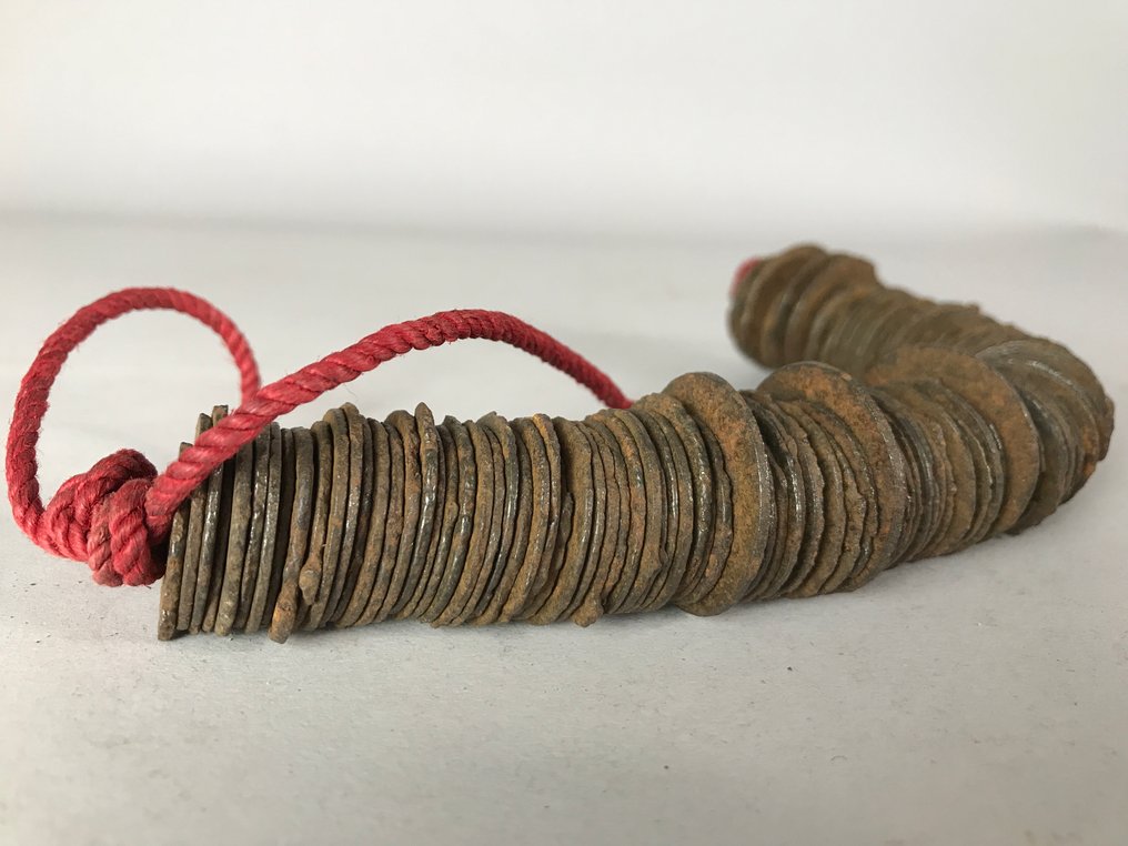 Japan. Edo Period (1600-1868) Holed Coin with String, incl. Kan'ei Tsūhō (Ingen mindstepris) #2.1