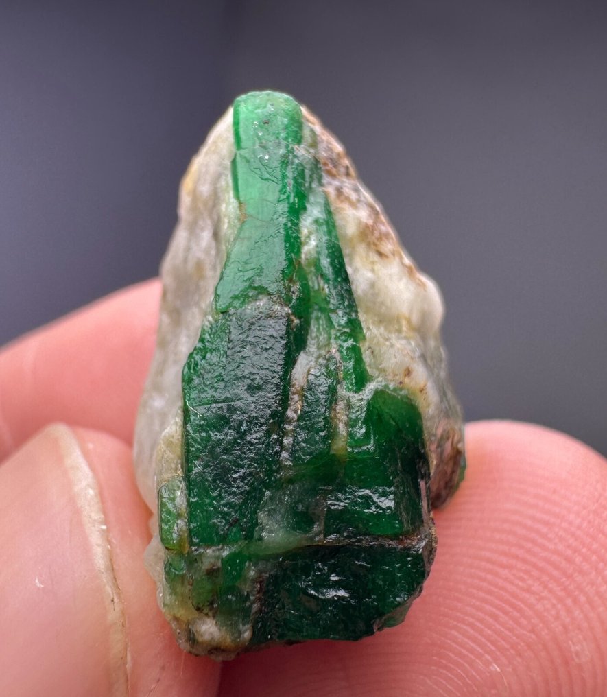 kolekcja kryształów szmaragdowych Kilka różnych elementów - Wysokość: 23 mm - Szerokość: 15 mm- 8.34 g - (2) #3.2