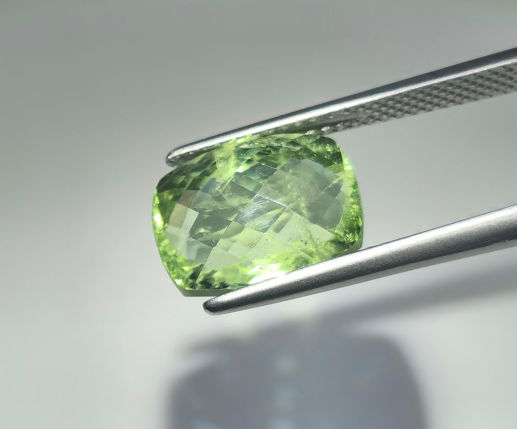 Nincs minimálár - 1 pcs  Sárga, Zöld Peridot  - 6.40 ct - Nemzetközi Gemmológiai Intézet (IGI) #2.1