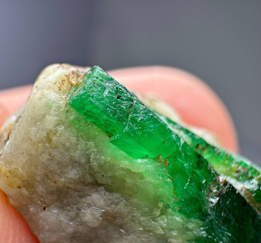 kolekcja kryształów szmaragdowych Kilka różnych elementów - Wysokość: 23 mm - Szerokość: 15 mm- 8.34 g - (2) #1.0