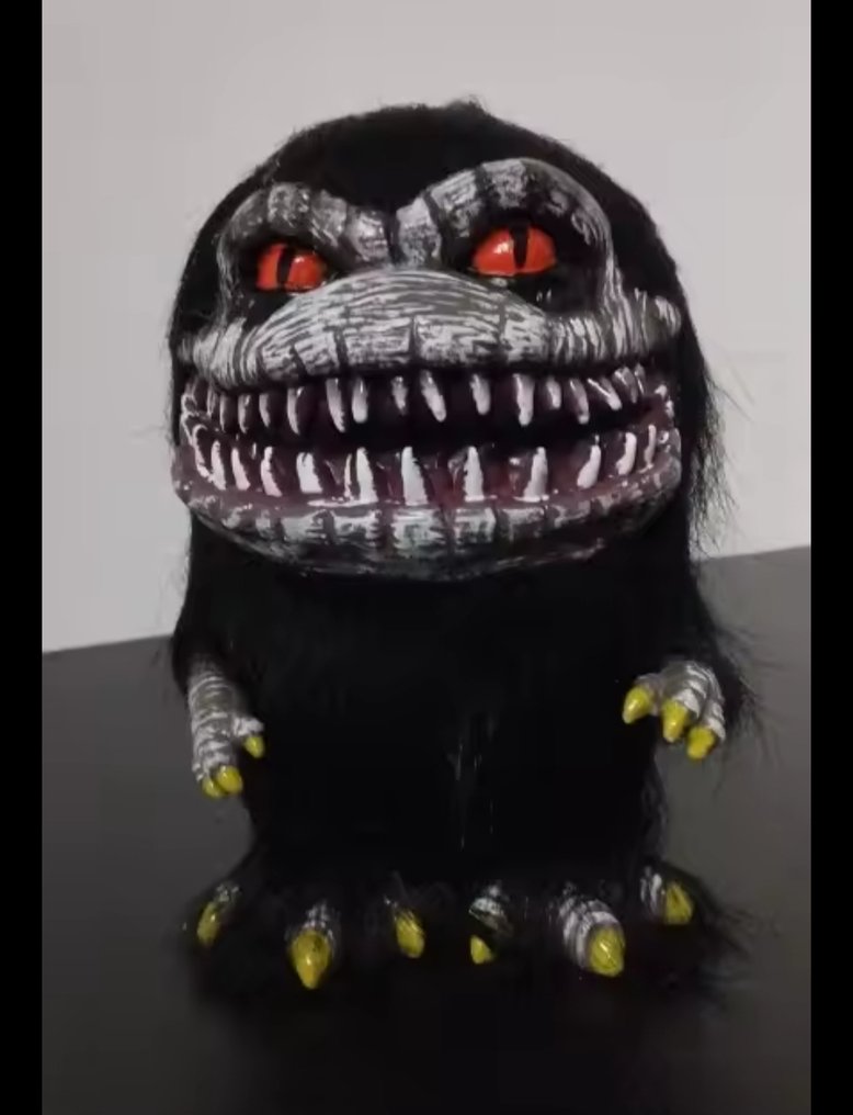 critters movie years 80 - - Elokuvarekvisiitta Musta karvainen monster-pehmolelu, jolla on veistetty ja maalattu resiininen kasvot, oranssit #3.2