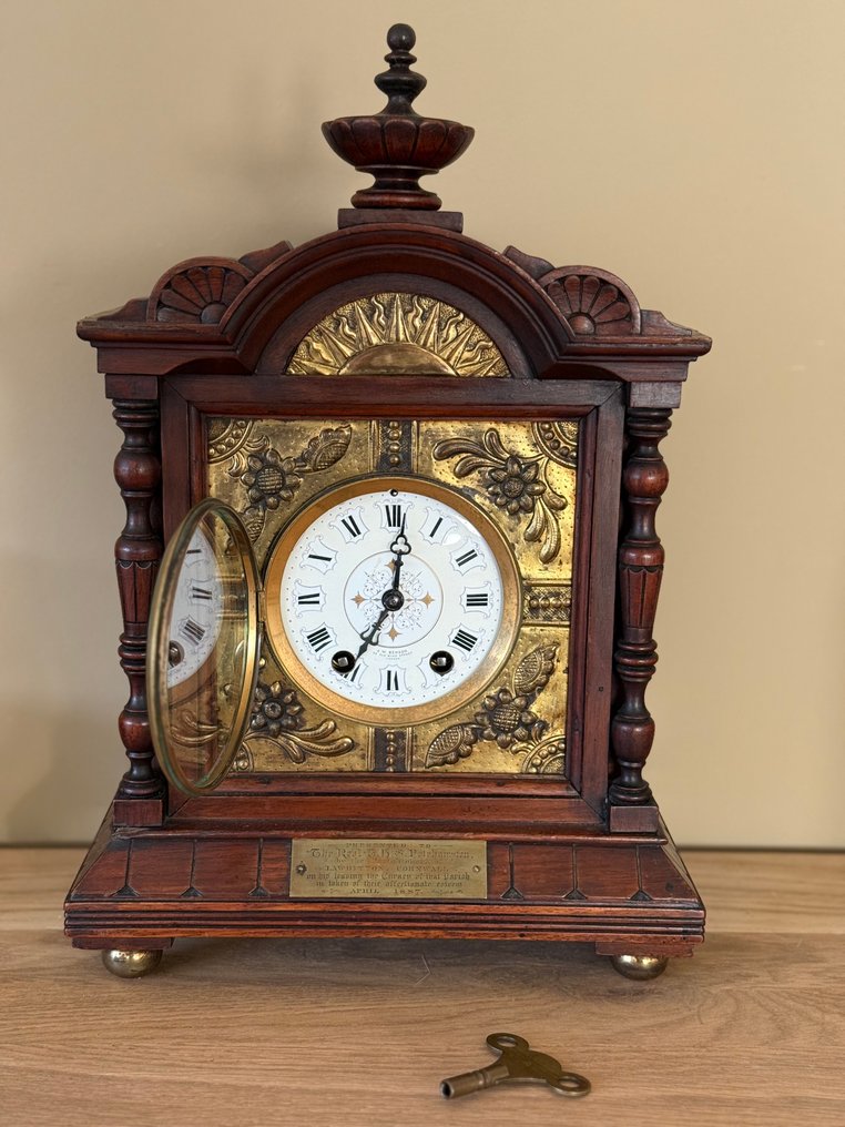 mantel clock - J.W. Benson - - Cast brass, Walnut - 1850-1900 - exceptional provenance #1.0