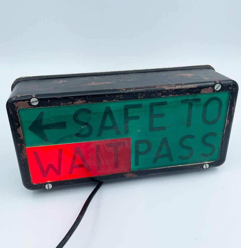 Warning light - The Dutch Pickers - Wait, Safe To Pass #1.0