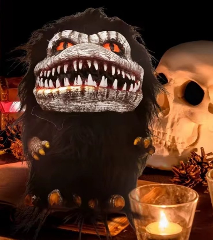 critters movie years 80 - - Elokuvarekvisiitta Musta karvainen monster-pehmolelu, jolla on veistetty ja maalattu resiininen kasvot, oranssit #1.0