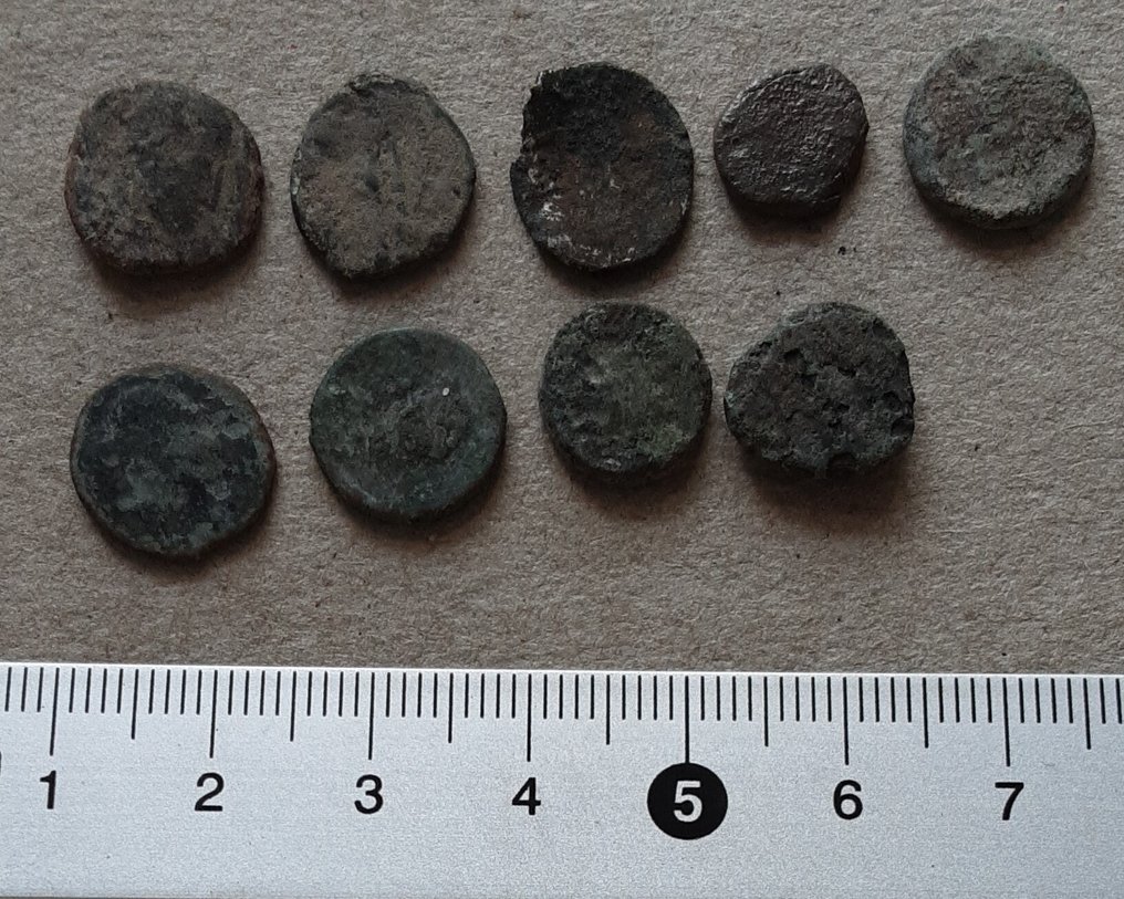 Roman Empire Lot of 74 uncleaned and very small Roman bronzes (diameter less than 13 mm), 3rd and 4th century (#45)  (Zonder Minimumprijs) #4.3