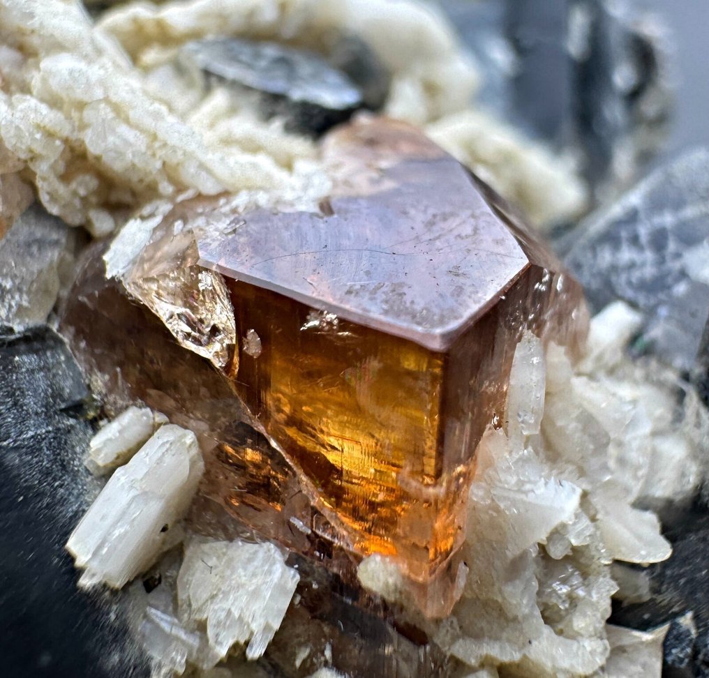 Topaz Crystal on matrix - Height: 59 mm - Width: 42 mm- 142 g - (1) #1.0