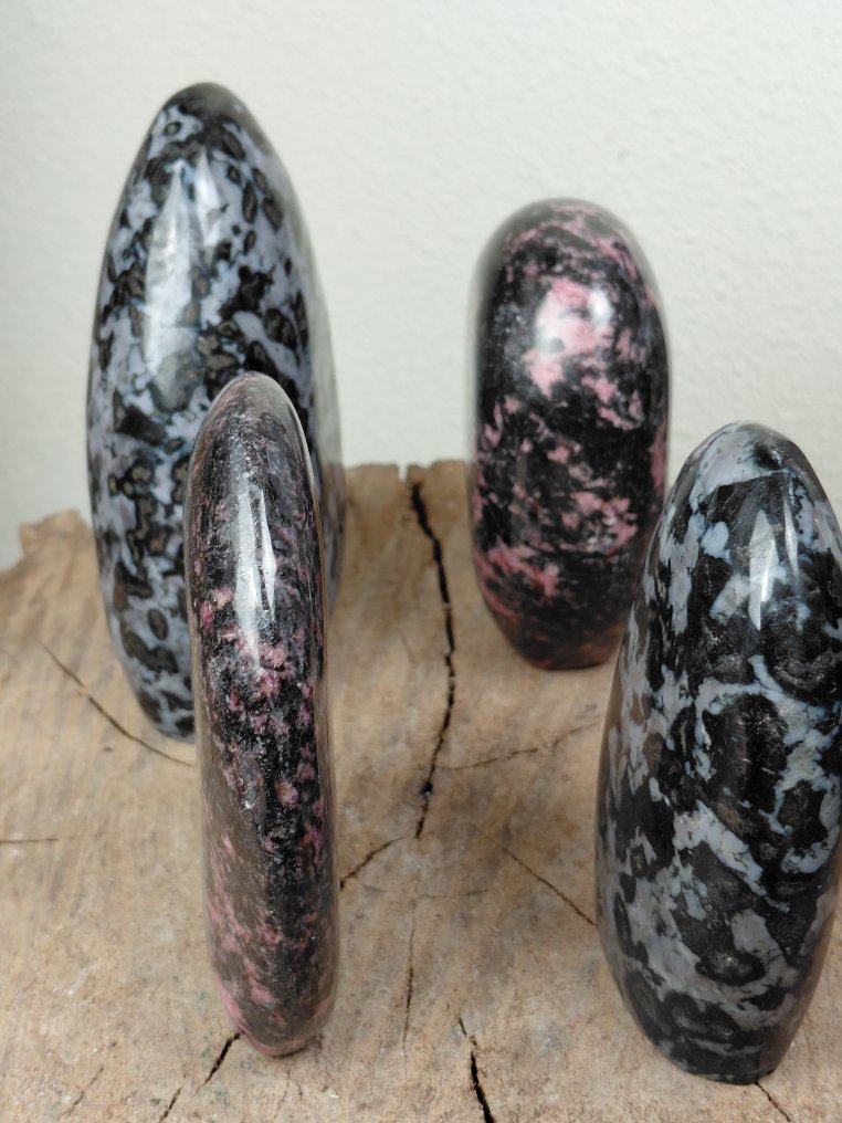 Collection of Merlinite & Rhodonite gemstone sculptures.- 2.6 kg #1.0