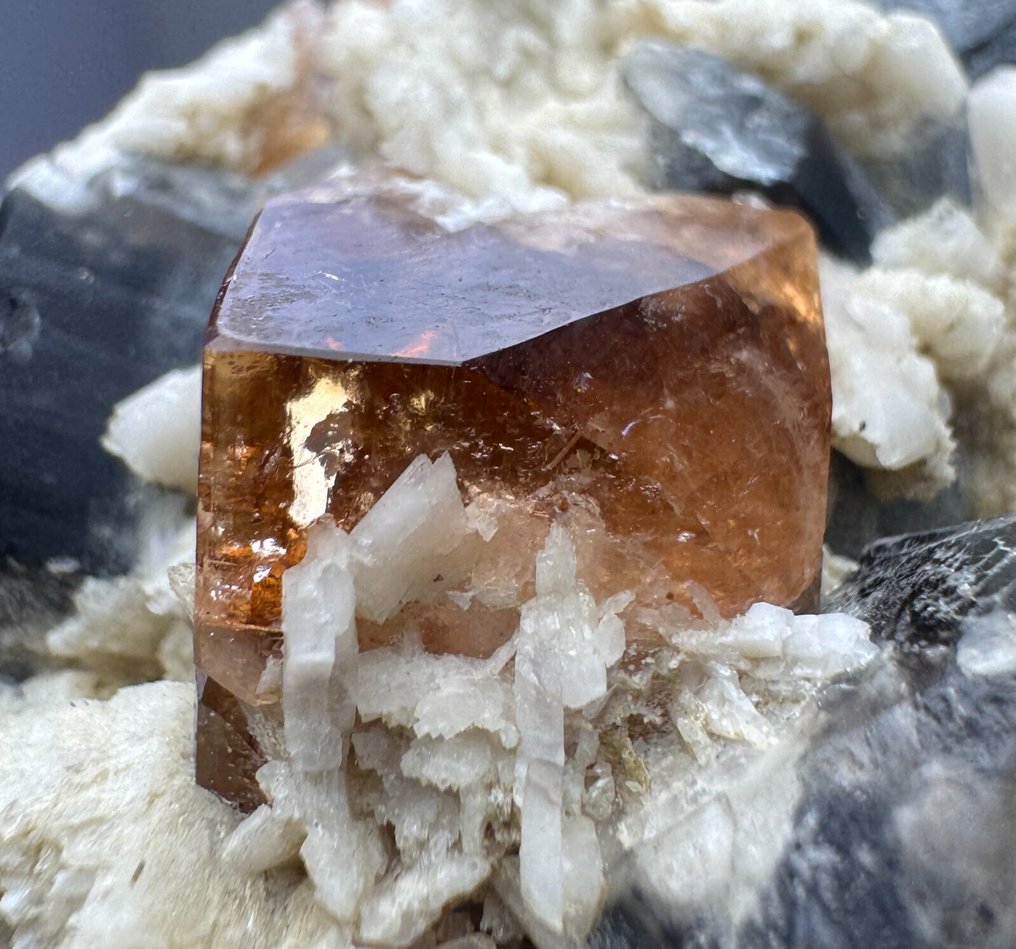 Topaz Crystal on matrix - Height: 59 mm - Width: 42 mm- 142 g - (1) #1.0