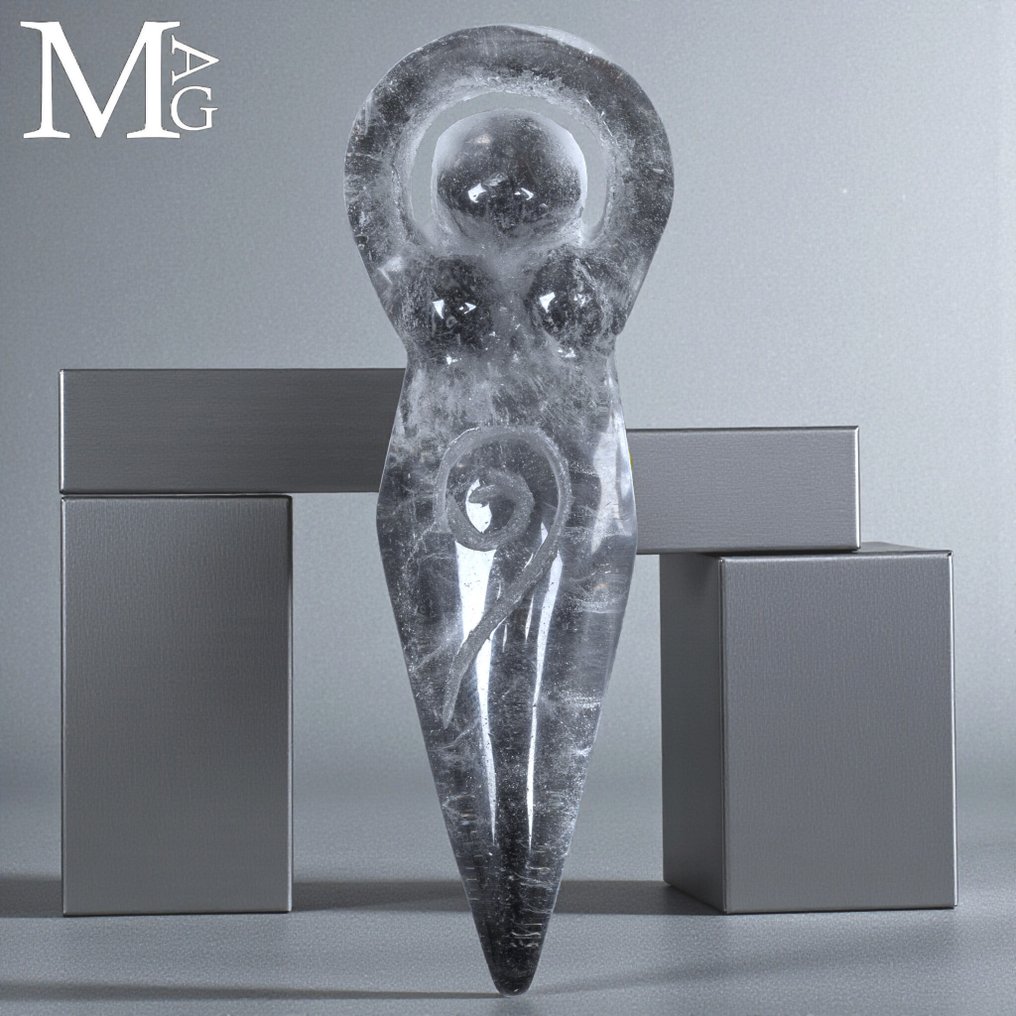 Pandantiv amulet din cuarț clar Sculptură a Mamei Zeițe în cuarț clar – simbol al creației și energiei ancestrale. - Înălțime: 83 mm - Lățime: 23 mm- 32 g #1.0