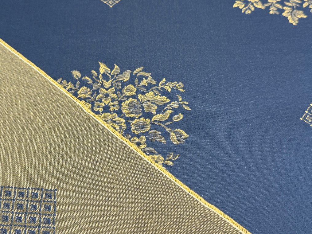 Eleganza Notturna: Blå jacquardstoff med gullfargede rosetter for klassiske innredninger - Polstringsstoff - 2.5 m - 2.8 m #3.2