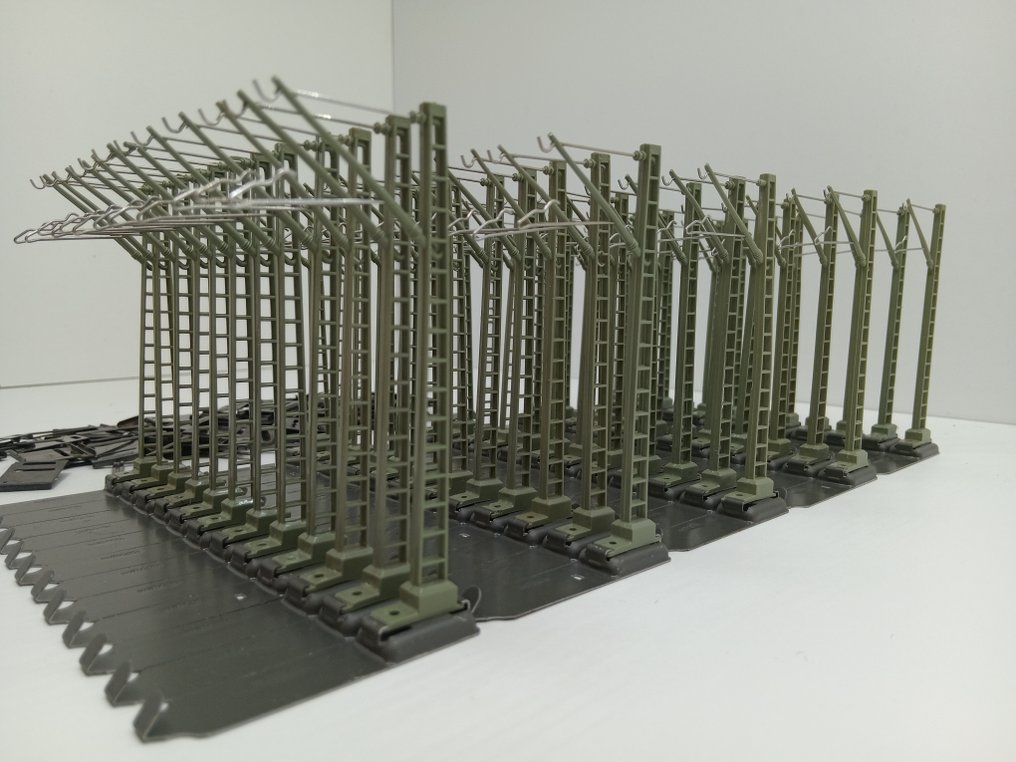 Märklin H0 - 74100 - Catenaria (60) - Mastelli della catenaria per i binari C e K. #1.0