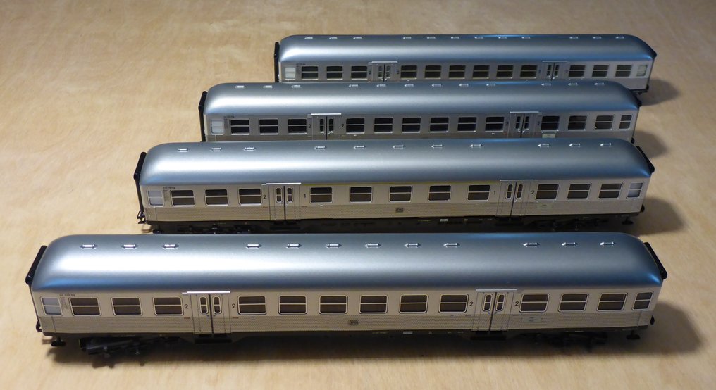 Märklin H0轨 - 43810, 43897 - 模型火车客运车厢 (4) - 4个 Silberlingen,其中3个带内饰。 - DB #1.0