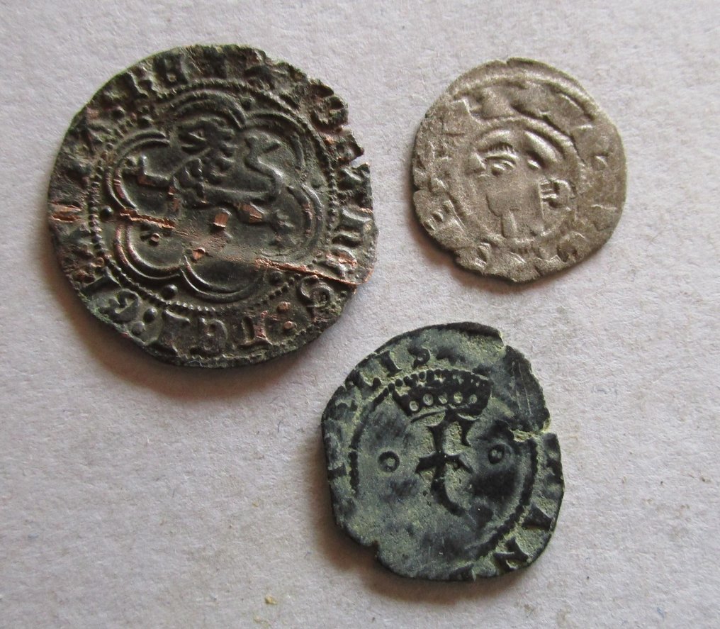 . Castilian ja Leónin kuningaskunta Alfonso I , Juan II , Reyes Catolicos . ( lote de 3 bonitas monedas ). blancas, dineros distintos monarcas y cecas (Ei pohjahintaa) #1.0