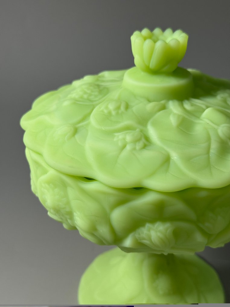 Fenton Art Glass - 罐 - 受新艺术运动启发的 - 铀玻璃, 乳白色玻璃 - 带盖的水果罐 #4.3