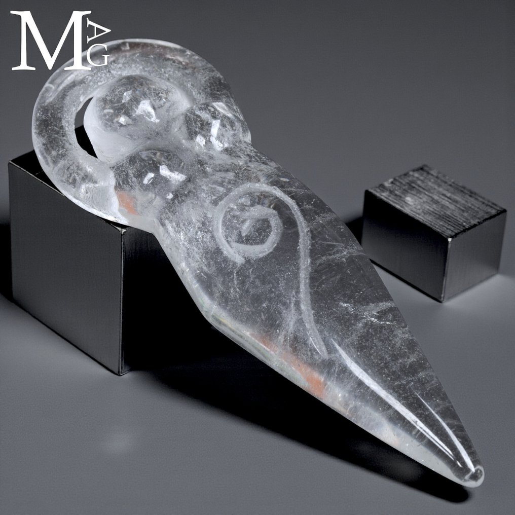 Pandantiv amulet din cuarț clar Sculptură a Mamei Zeițe în cuarț clar – simbol al creației și energiei ancestrale. - Înălțime: 83 mm - Lățime: 23 mm- 32 g #2.1