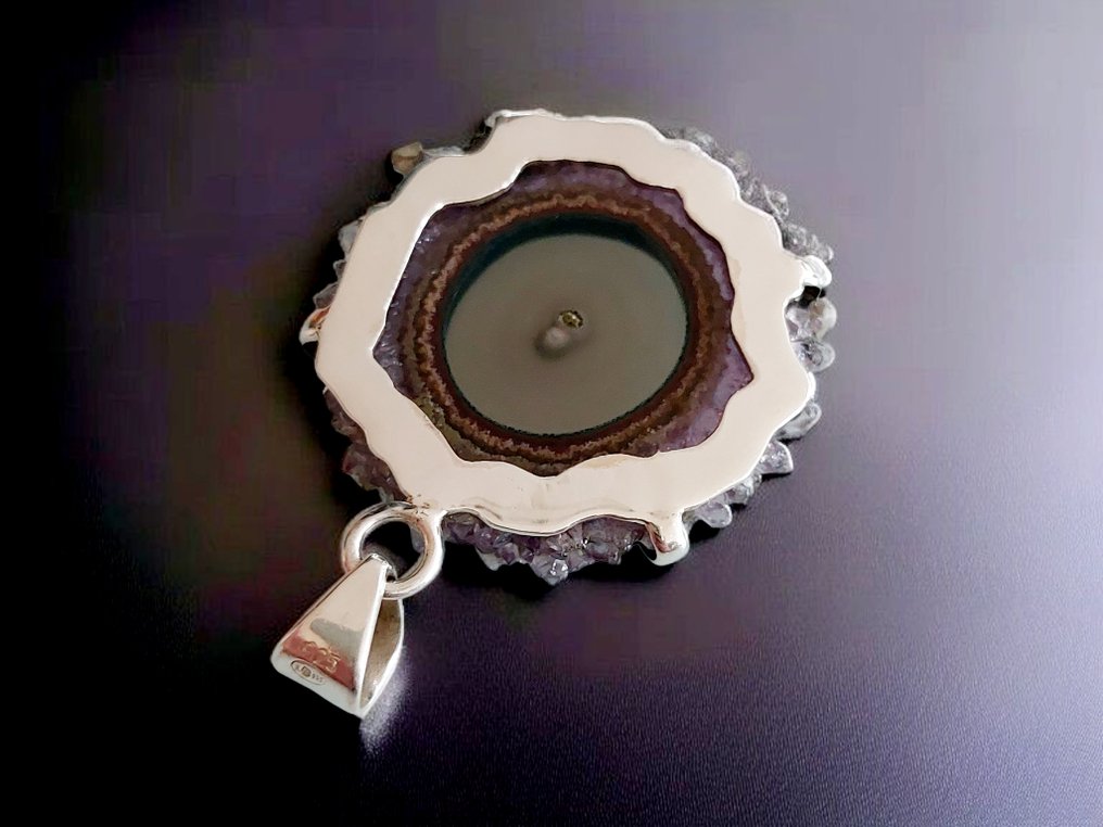 Rara ametista fiore al cuore traslucido. Creazione artigianale. Montatura in argento 925. Un pezzo unico da collezionare. - Altezza: 5 cm - Larghezza: 3.5 cm- 15 g #4.3