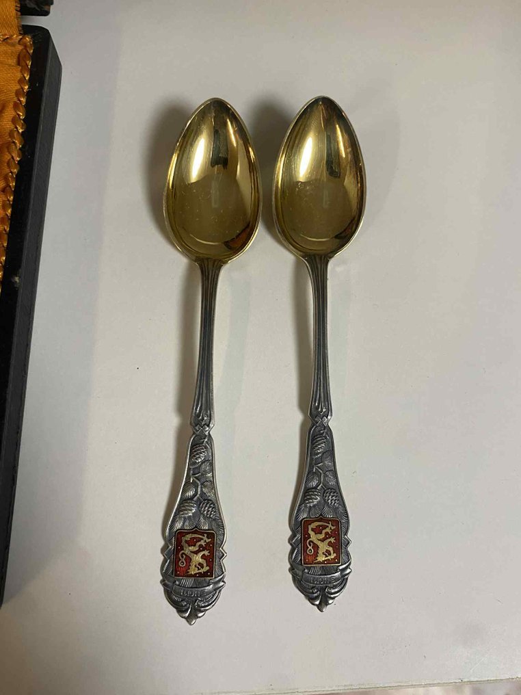 Emailliertes finnisches Wappen, Schriftzug: "SUOMI", Markenzeichen: "Kultakeskus Oy" - Cucchiaino da tè (12) - in Original Etui - .813 argento - Finnland (1937) #4.3