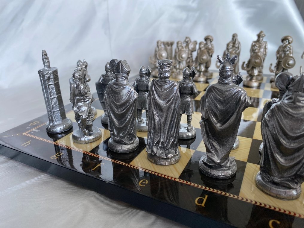Chess set - Handcrafted vintage figures made from bronze alloy, with a wooden box and board. #4.3